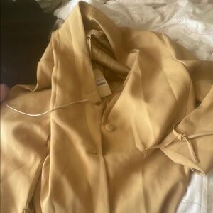 Meshki rose belted blazer 
Size Largev